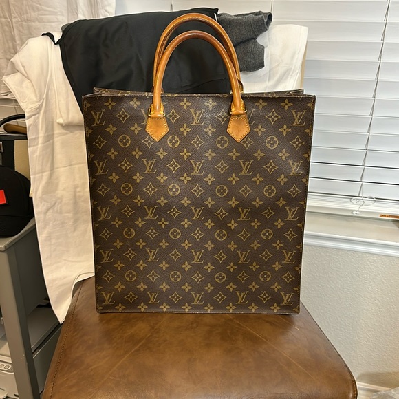 Louis Vuitton Handbags - Authentic Louis Vuitton Sac plat